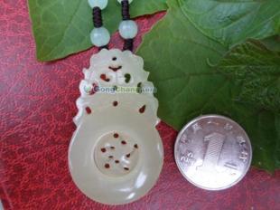 晶瑩潤(rùn)澤，財(cái)源滾滾 阿富汗玉“錢袋”吊墜工藝品鑒賞